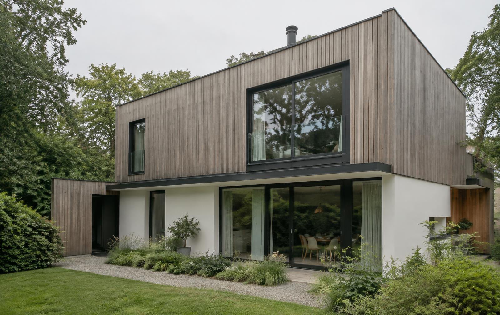 Maison contemporaine lumineuse au crépuscule
